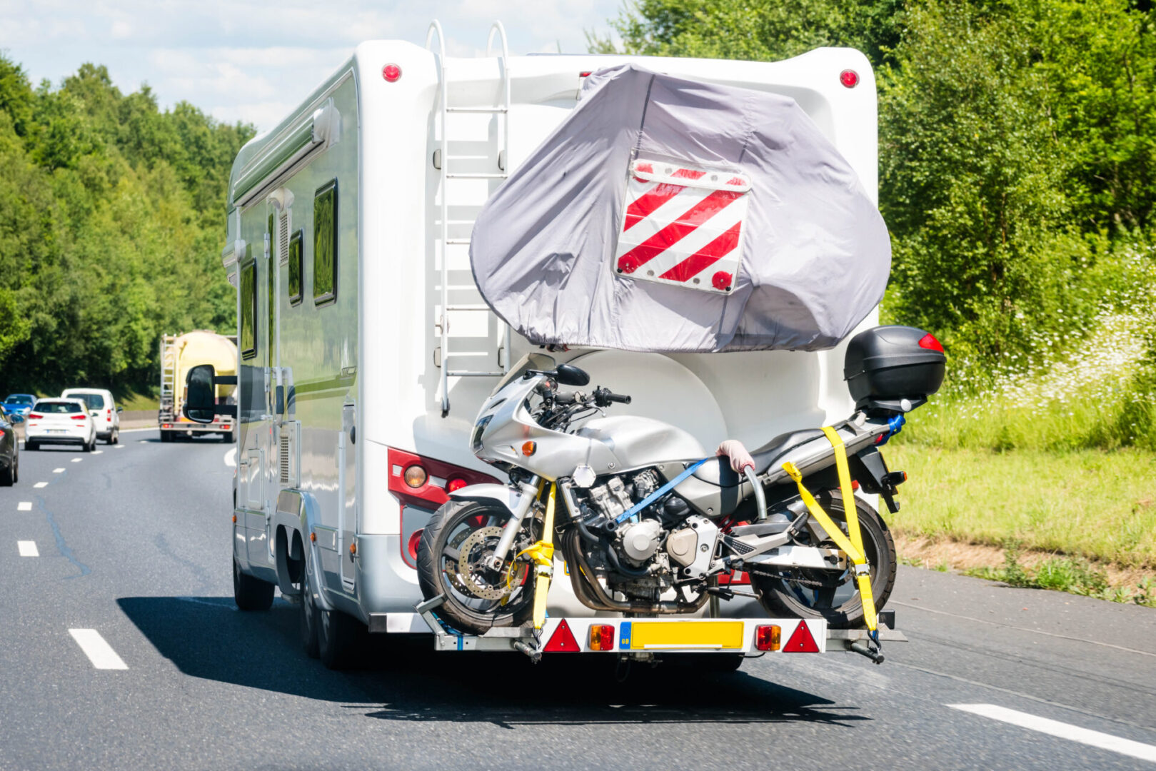 camping car roulant sur l'autoroute