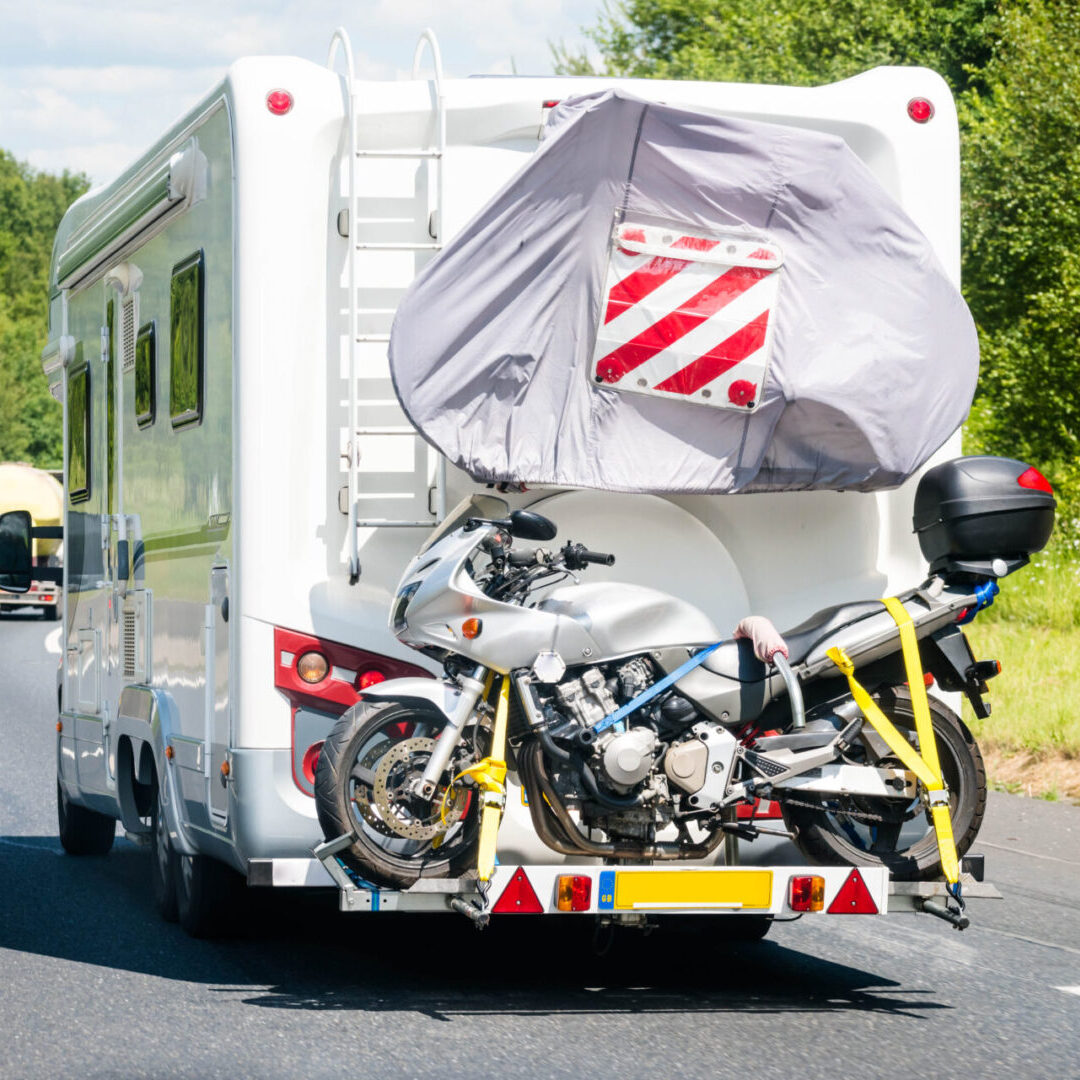 camping car roulant sur l'autoroute